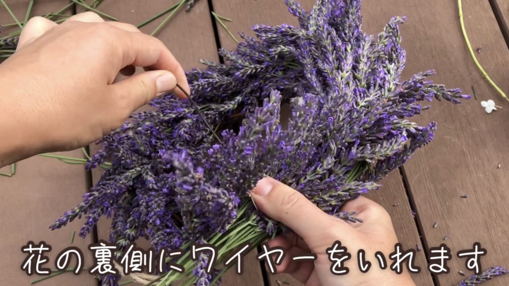 【材料たったの3つ】生花を使ったナチュラルリースの作り方！100均の土台で簡単！